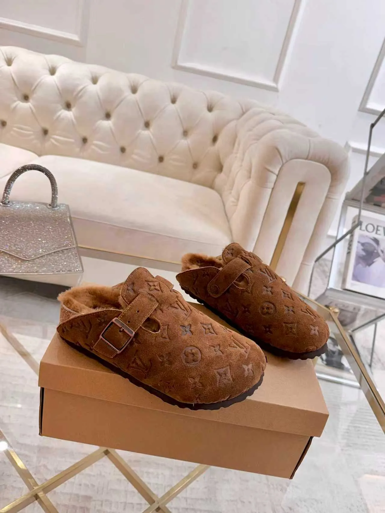 p600 ✨ LV wool slippers for couples｜Even the toes exude a sense of luxury ✨ We have achieved the ultimate restoration of the "high version" of this pair of LV classic Birkenstock slippers, with the mark of luxury in every detail. 👫 ▫️ Original jacquard with delicate cowhide leather, retro texture is at your fingertips; ▫️ 100% pure wool lining, wearing barefoot is like stepping on clouds, skin-friendly, breathable and not sweaty; ▫️ Three-dimensional toe cap + non-slip rubber sole, safe and secure when walking in the wind.  The belt buckle and presbyopia elements are embellished, revealing the aura of a big-name brand in a low-key manner. Whether it is on a date or out on the street, every step is like walking in the middle of a show.  Pair it with jeans for a lazy and casual look; with a coat and skirt, it will look elegant. With one pair of shoes, you can easily switch between multiple styles, and you never have to be deliberate about the sense of luxury.  #LVcouples #high-endwear #lightluxurylife #quality recommendation Fabric: classic presbyopia/imported sheepskin/classic jacquard fabric Lining: imported wool lining Sole: original rubber sole Size: Female 35-41 Male 38-46